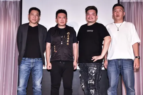 ▲賓賓哥（左2）記者會現場有多位網紅好友現身力挺，包括公益網紅顏維勳(左1)、知識型網紅「附庸風雅的獅子」(右1)、可樂哥(左3)。（圖／泰霸團隊提供）