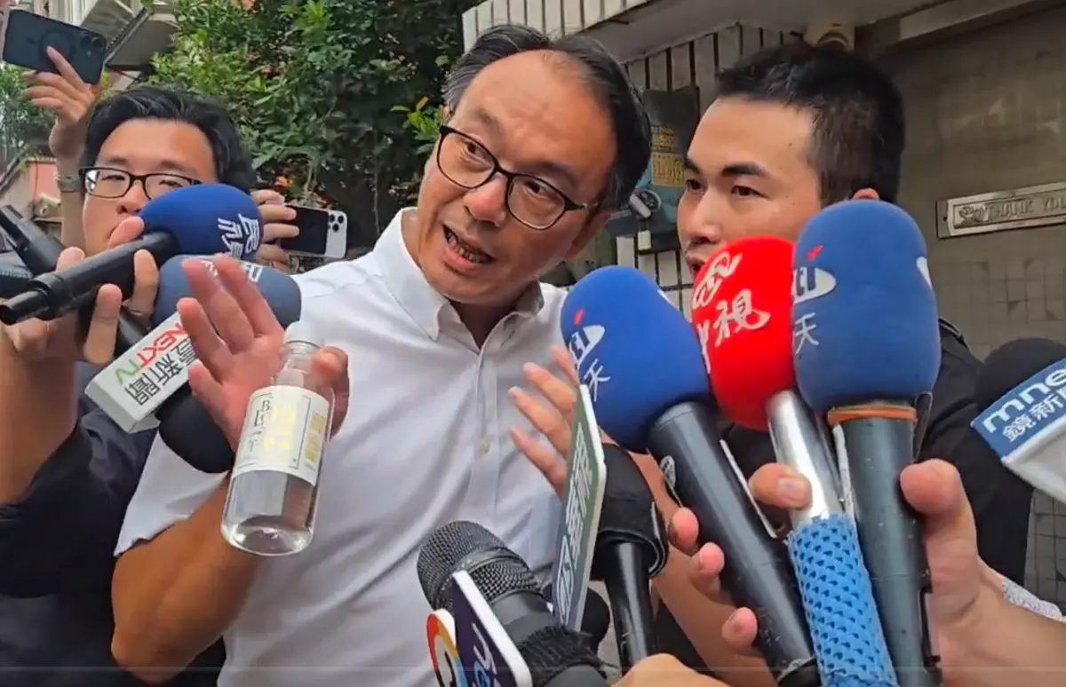 吃屎哥追到新竹柯媽家撒冥紙 槓李國璋：柯文哲貪污對得起祖先嗎