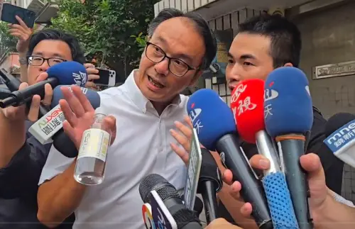 影／吃屎哥追到柯媽家撒冥紙　槓李國璋：柯文哲貪污對得起祖先嗎
