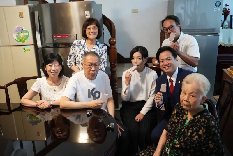 ▲民眾黨前主席柯文哲交保，回到新竹老家與家人團聚，還跟市長高虹安、代理市長邱臣遠及市議員李國璋大嗑冰棒，氣氛溫馨。（圖／民眾黨提供，2025.09.08）