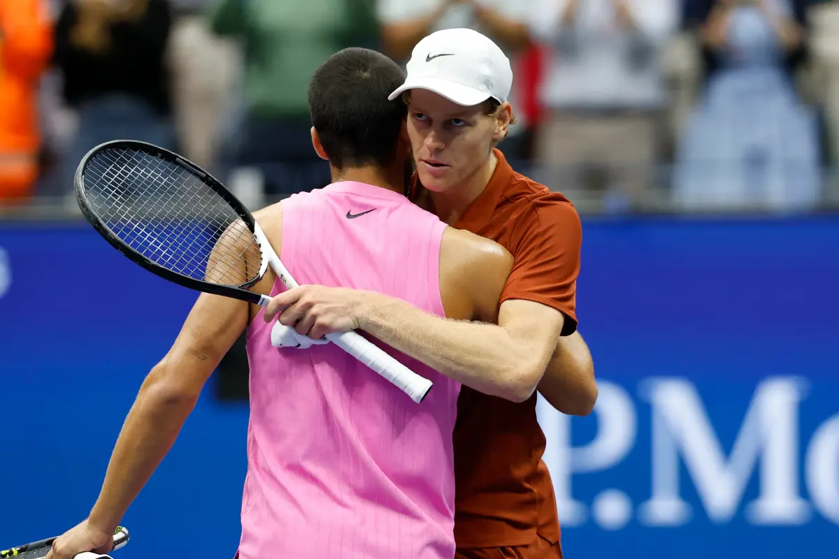 ▲辛納輸掉美網後，也丟掉世界球王頭銜，他坦言自己的打法「太可預測」，未來必須增加變化與冒險，否則將持續在與艾卡拉茲的對決中落於下風。（圖／路透／達志影像）