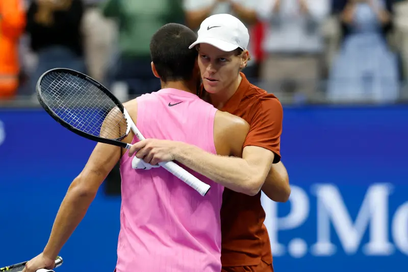 ▲辛納輸掉美網後，也丟掉世界球王頭銜，他坦言自己的打法「太可預測」，未來必須增加變化與冒險，否則將持續在與艾卡拉茲的對決中落於下風。（圖／路透／達志影像）