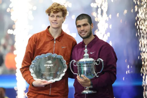 ▲艾卡拉茲（右）在2025年美網決賽轟出42個制勝分，全面壓制辛納的單調進攻，最終順利奪下生涯第6座大滿貫冠軍。（圖／路透／達志影像）