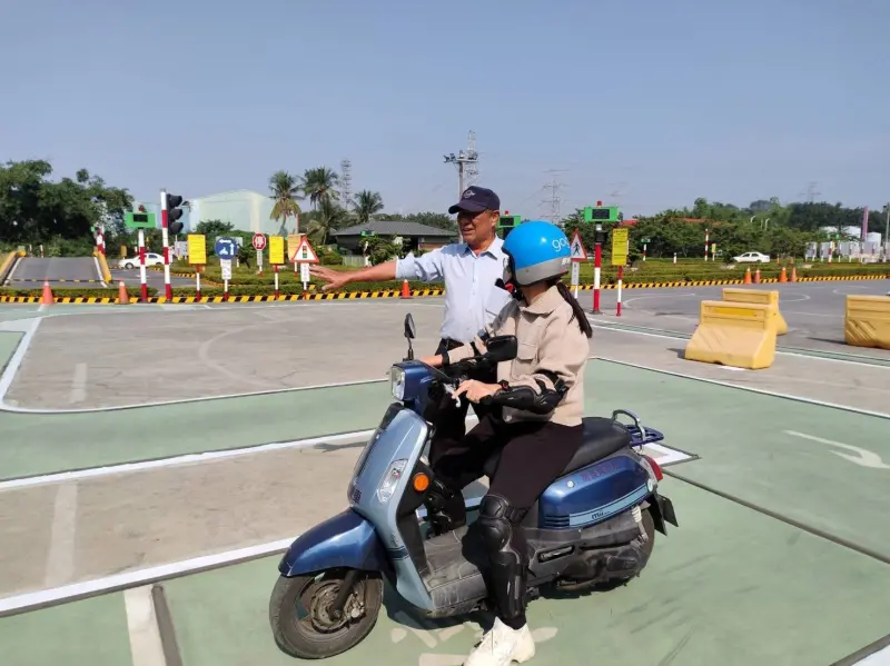 ▲警方提醒，超越停止線、綠燈搶快都算闖紅燈。（圖／高雄區監理所）