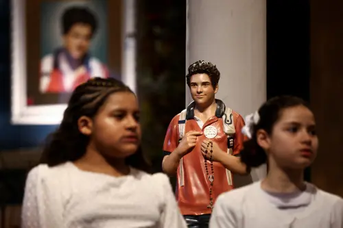 ▲阿庫蒂斯和弗拉薩蒂的封聖彌撒，吸引8萬教友參加。（圖／路透社／達志影像）