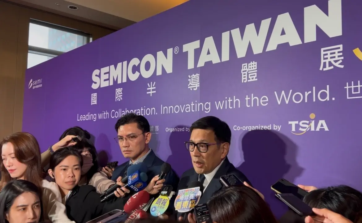 ▲SEMI全球行銷長暨台灣區總裁曹世綸（右）今（8）日表示，雖然地緣政治及技術相關的進出口禁令增加很多不確定性，但台灣的產業界應更沉住氣。（圖／記者林汪靜攝）