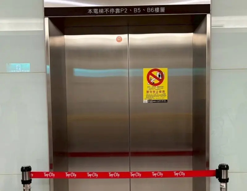 ▲兩週連3次故障，台中市都發局今（8）日赴台中大遠百，張貼勒令停止公告（圖／中市府都發局提供）