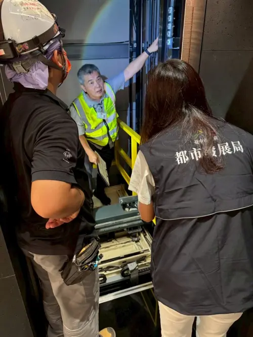 ▲台中市都發局委託第三方檢查機構逐一辦理安全檢查複查作業。（圖／中市府都發局提供）