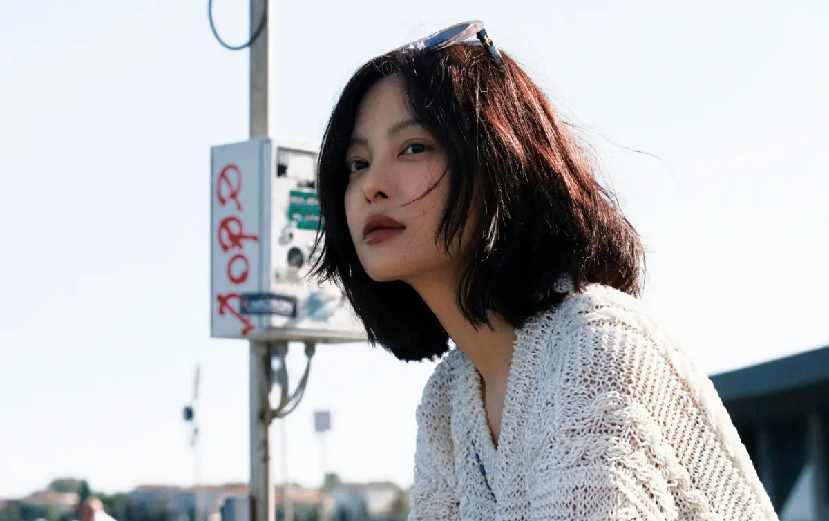 ▲辛芷蕾奪下威尼斯影后，過往的心酸故事被挖出。她曾坦言自己過去因為太窮，沒錢給癱瘓的爸爸買電腦，心中深感懊悔，如今只能到爸爸墳前用燒的給祂。（圖／辛芷蕾微博）