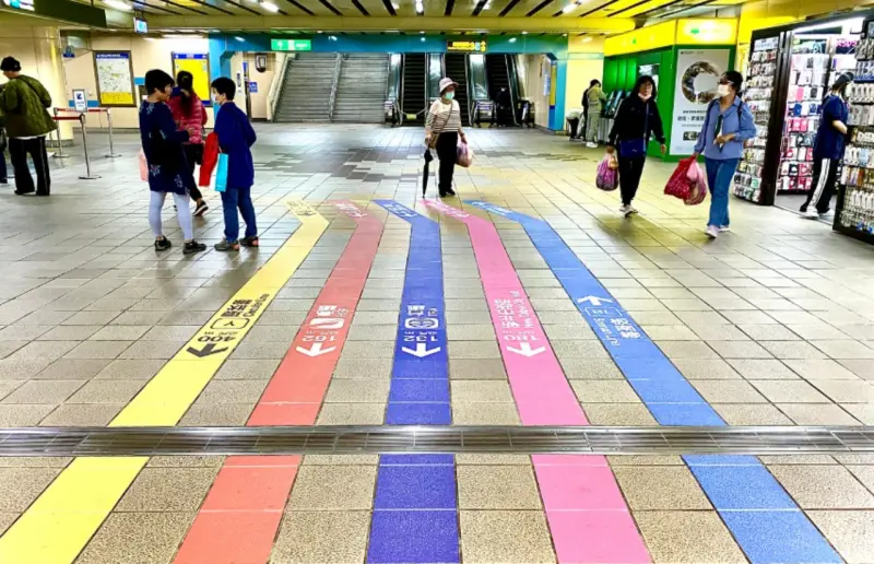 ▲台北捷運公司今（8）日分享車站內指標完成優化的成果，有多個路線經過的轉乘站，都能看到超好看懂得線條式指標。（圖／台北捷運臉書）