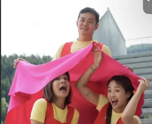 ▲莎莎（左起）、姚元浩、吳映潔在《嗨！營業中》最新花絮影片，穿著《小天使》女主角小蓮的服裝入鏡。（圖／好看娛樂提供）