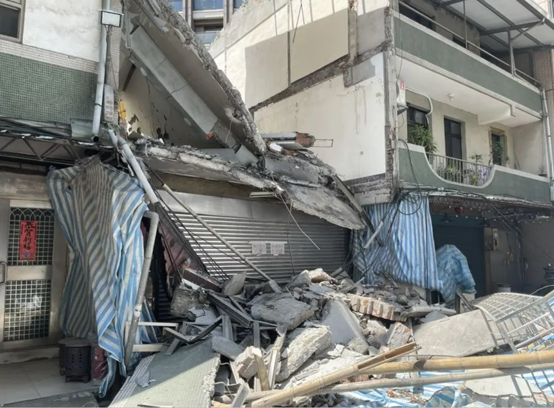 ▲蘆洲光華路拆除工地發生鷹架倒塌意外，龐大鋼架連同水泥結構傾斜砸落，壓毀電線並波及周邊住戶外牆。（圖／翻攝畫面）