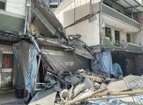蘆洲都更工地鷹架倒塌！波及住戶外牆　現場緊急封閉無人受傷
