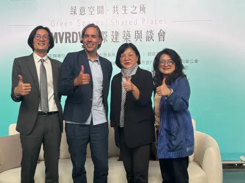 ▲MVRDV荷蘭建築事務所Jacob van Rijs(雅各布·范·里斯)建築師（左二），分享「宜居建築、綠意空間‧共生之所」。（圖／記者金武鳳攝，2025.9.8)
