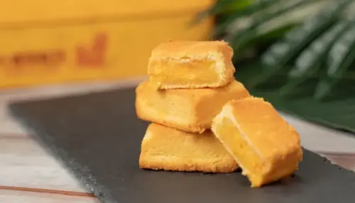 ▲不是鳳梨酥、蛋黃酥，「小潘蛋糕坊」最具代表性的商品是鳳凰酥，內餡有冬瓜、鳳梨汁與鹹蛋黃做成，滋味鹹甜。（圖／翻攝MOMO購物網）