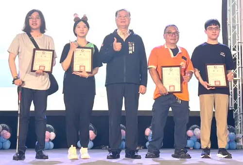 ▲高雄市政府勞工局局長江健興(中)頒發獎狀給博愛職業技能訓練中心身心障礙職訓班學員，以資鼓勵。(圖／高雄市政府勞工局提供)