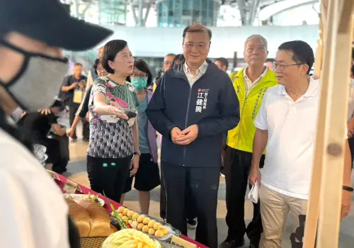 ▲高雄市政府勞工局局長江健興(中)，由博愛職業技能訓練中心主任黃俊榮(右)陪同，巡視身心障礙職訓班學員成果展攤位。(圖／高雄市政府勞工局提供)