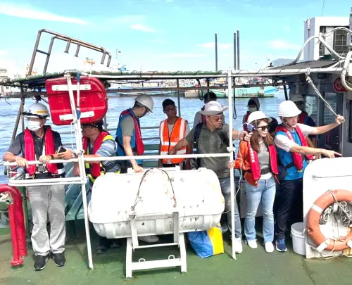 ▲高雄市政府海洋局局長石慶豐(右1)率隊進行聯合海域稽查工作。(圖／高雄市政府海洋局提供)