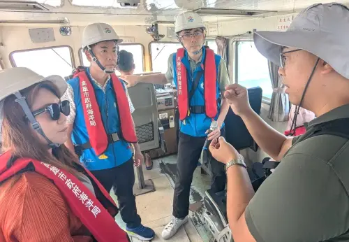 ▲高雄市政府海洋局局長石慶豐(左2)聽取慧技科學公司副總經理蘇柏青(右1)介紹油污染偵測系統監測海上狀況。(圖／高雄市政府海洋局提供)