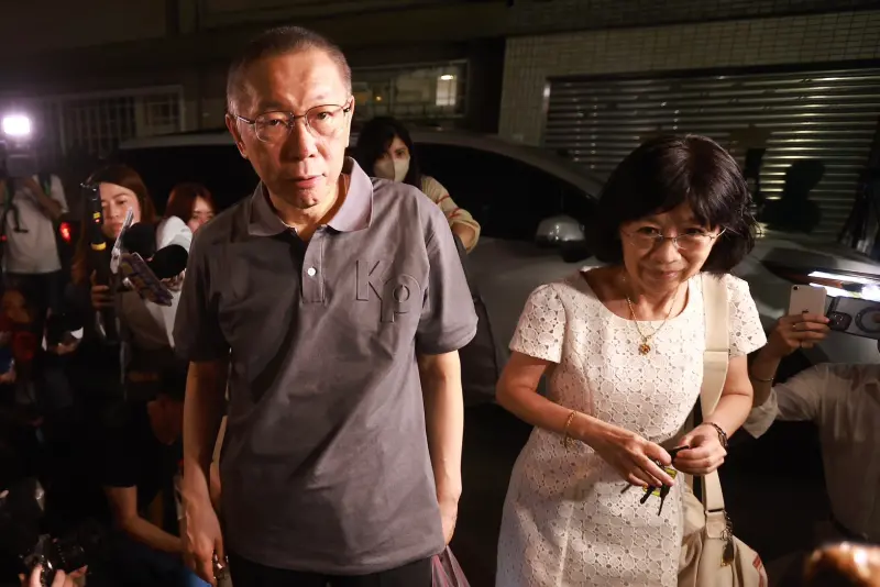 ▲前民眾黨主席柯文哲交保後，直奔新竹老家探望媽媽，晚間8點多返回台北住家，面對記者提問，全程不發一語。（圖／記者葉政勳，2025.09.08）