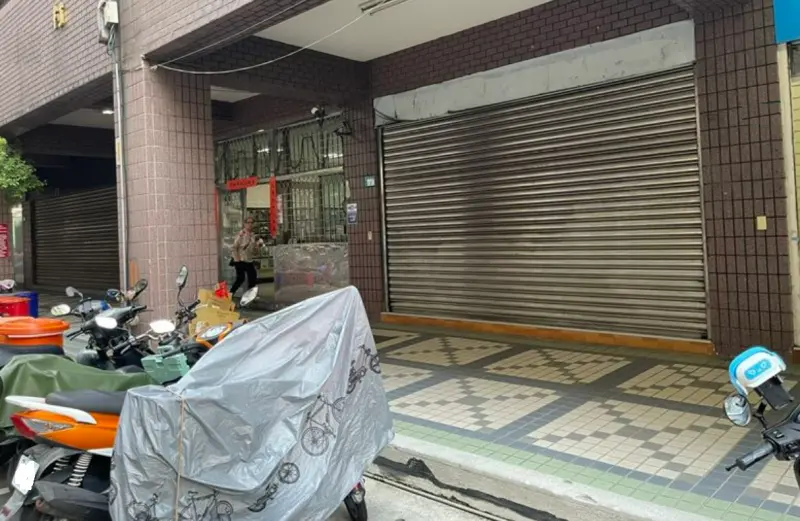 ▲新北市蘆洲區民義街1處出租民宅，61歲盧姓女房東昨因多日聯繫不上女房客，上門查看時聞到濃濃屍臭味報警。（圖／翻攝畫面）