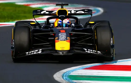 ▲Max Verstappen駕駛Oracle Red Bull Racing RB21，在義大利 Monza 賽道上奔馳。(圖／Red Bull提供)