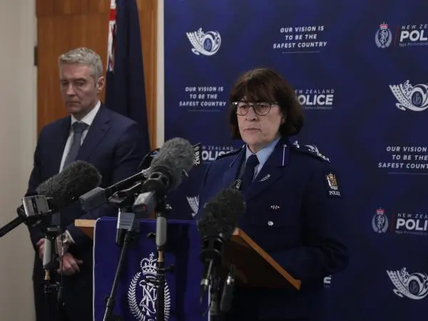 ▲紐西蘭一名父親帶著三個孩子亡命天涯、荒野求生長達4年，直到8日凌晨在搶劫時被當地警方擊斃，3名孩子也被帶回母親身邊。警方召開記者會說明事發經過。（圖／翻攝自紐西蘭警察局網站）