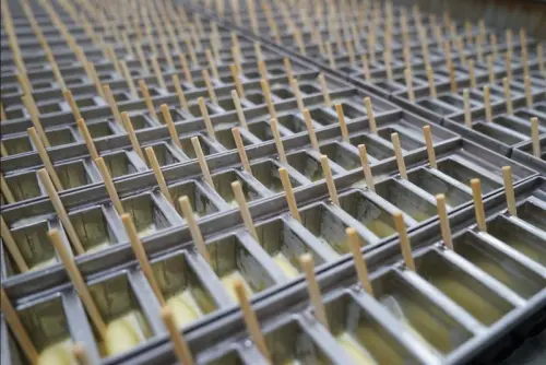 ▲814冰棒採傳統製冰手法，在新竹已有50多年歷史。（圖／翻攝814大同冰店官網）