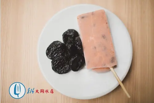 ▲814冰棒底下採用圓形竹棍，放入製冰中的模具時，竹棍會自然傾斜，「斜冰棍」成為其一大特色。（圖／翻攝814大同冰店官網）