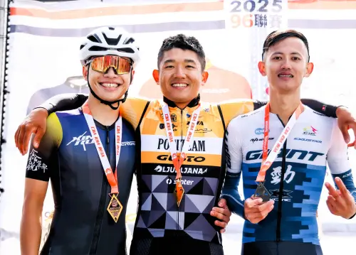 ▲李廷威(中)拿下武嶺站單站冠軍。(圖96聯賽提供)