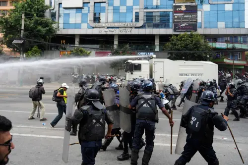 尼泊爾爆示威行動！台灣旅行團遭暴民闖遊覽車　觀光署曝最新現況
