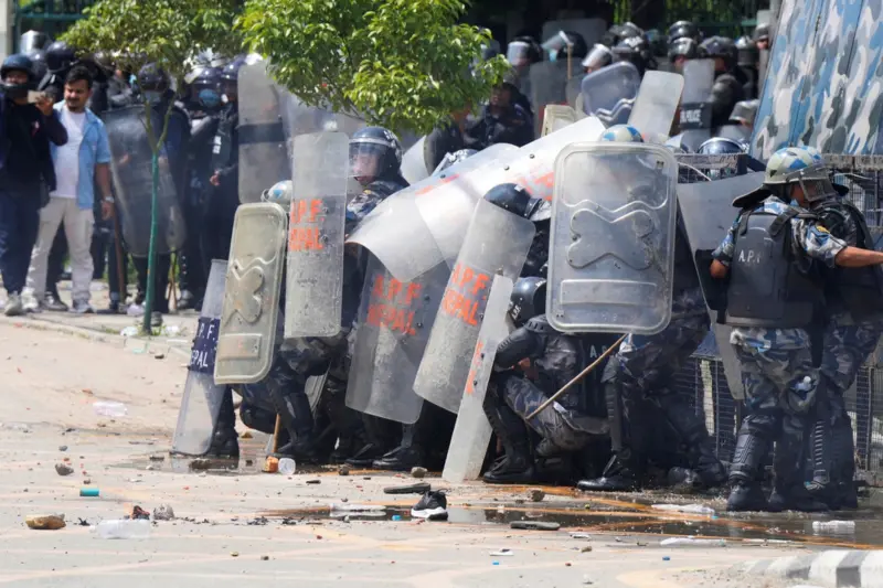    ▲尼泊爾示威演變成警民衝突。（圖／美聯社／達志影像）  