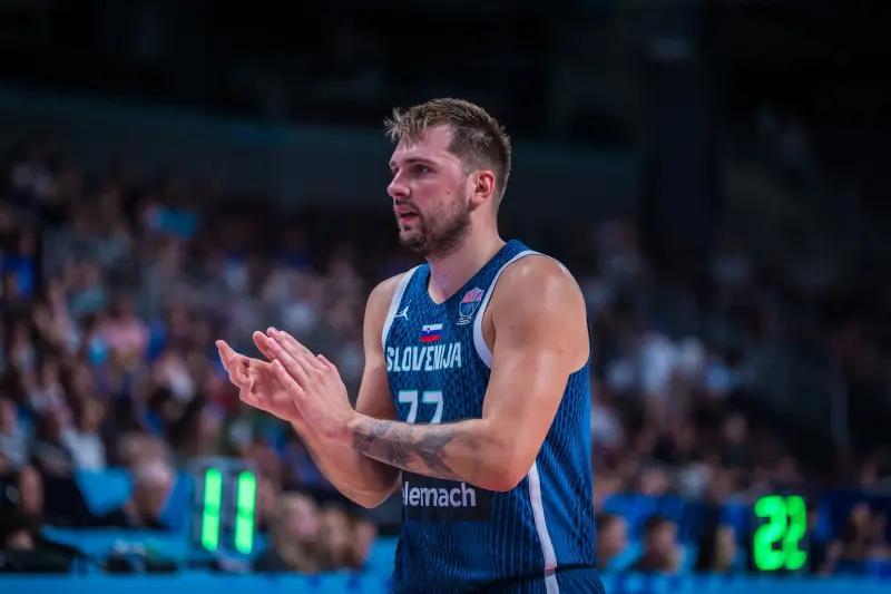 ▲歐錦賽16強淘汰賽中，NBA洛杉磯湖人球星唐西奇（Luka Doncic）再度展現「球隊靈魂」的價值。他不僅在場上狂飆42分，更在暫停時發表感人演講，成功穩住隊友心態。（圖／取自FIBA歐錦賽，fiba.basketball）