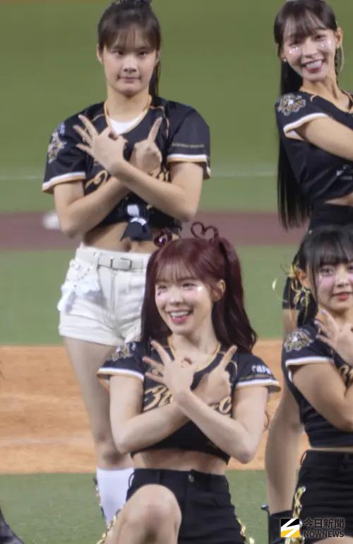 ▲林智勝愛女（白褲）合體小龍女在爸爸的引退賽演出。（圖／記者張一笙攝）