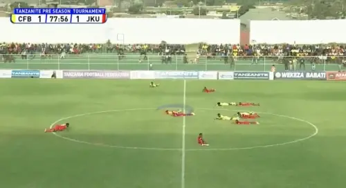 足球賽場的詭異一幕！球員裁判比賽一半忽全體趴下　離奇原因曝光
