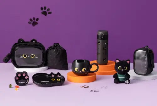 ▲「星眸黑貓透明收納包」580元、「黑貓萌掌造型瓷盤組」780元、「星眸黑貓馬克杯」680元、「萌眼黑貓不鏽鋼彈蓋瓶」1,080元。（圖／星巴克提供）