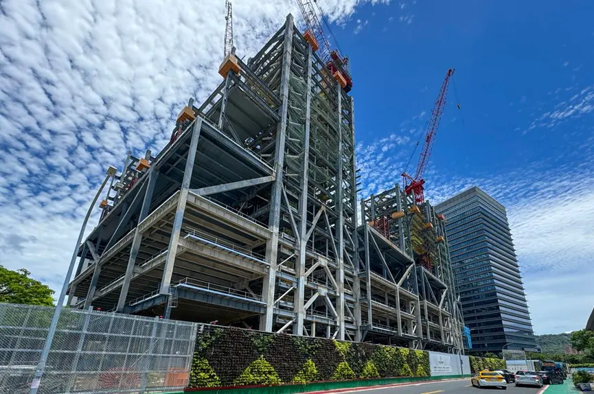 ▲國產建材實業旗下的南港大型開發案，正緊鑼密鼓興建中，將與周邊重磅都更案形成區域共榮，屆時興建完成可望帶來集團穩健恆長的營運優勢。（圖／國產建材提供）