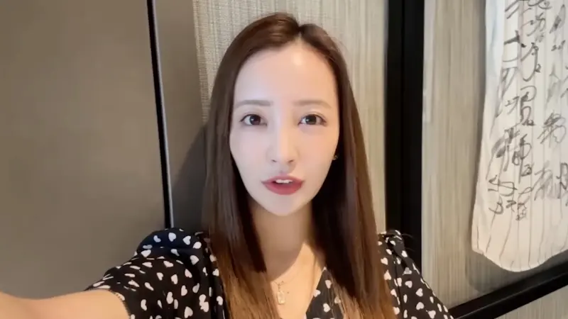 ▲前AKB48成員板野友美（如圖）近日在YouTube上開箱月租110萬日圓新家，整牆名牌包與訂製家具吸睛，更斥資為女兒打造遊戲室，她坦言因職棒球員老公高橋奎二隨時可能轉隊才選擇租屋，並強調自己非貴婦，每週6天努力打拚。（圖／翻攝自YouTube 友chube 【板野友美】）