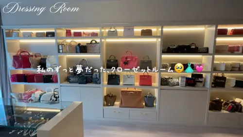 ▲板野友美開箱新家，其中一面整牆名牌包與訂製家具特別吸睛。（圖／翻攝自YouTube 友chube 【板野友美】）