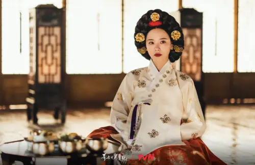 ▲《暴君的廚師》熱播中，姜漢娜飾演的姜漠珠是絕世美人，也是燕熙君李獻的後宮（妃嬪）。（圖／폭군의 셰프官網tvn.cjenm.com）