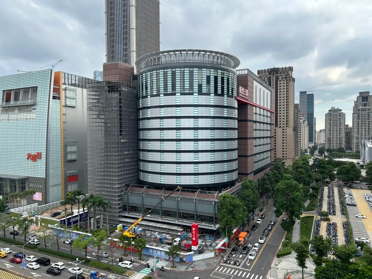 ▲新光三越百貨中港店建築物外觀的施工鷹架已逐步拆除。（圖／台中市政府提供，2025.09.09）