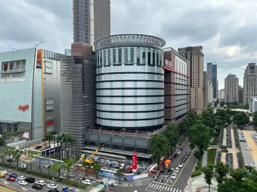 ▲新光三越百貨中港店外觀的施工架已逐步拆除。（圖／台中市政府提供，2025.09.09）