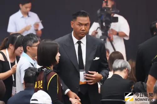 ▲運動部揭牌暨部長布達典禮吸引體壇多方代表，包括中華奧會主席林鴻道、中職會長蔡其昌、PLG副會長陳建州（黑人）、桃園領航猿副領隊陳信安，以及TPBL會長莊瑞雄以及秘書長王志群、與各協會代表到場。（圖／記者陳明安攝）