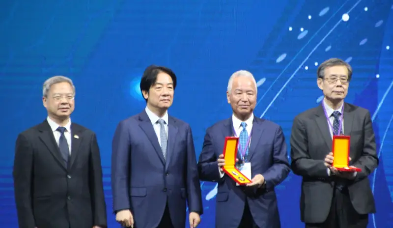 ▲賴清德也頒發「經濟部專業獎章」給日本自民黨半導體戰略推進議員聯盟名譽會長甘利明（AkiraAmari）（圖右二）、台積電董事長魏哲家，由台積電執行副總經理暨共同營運長秦永沛（圖右一）代為接受獎項。（圖／記者鍾泓良攝影）