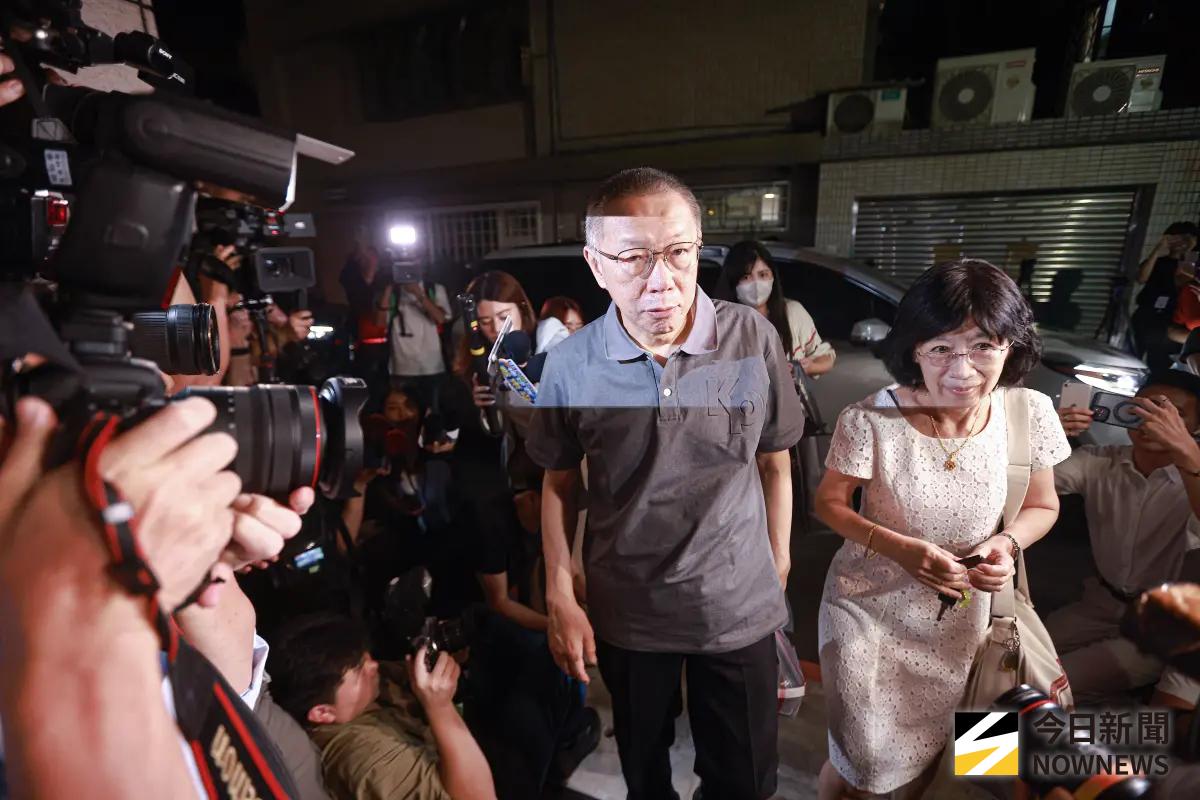 ▲民眾黨前主席柯文哲（左）8日交保，和妻子陳佩琪（右）返回台北住處。（圖／記者葉政勳攝，2025.09.09）