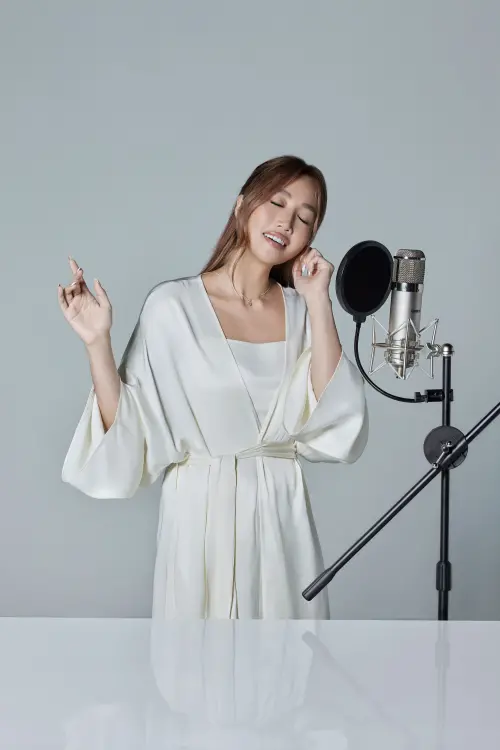 ▲麥當勞發起費玉清《晚安曲》歌唱賽，找來A-Lin穿睡衣直播接唱。（圖／麥當勞提供）