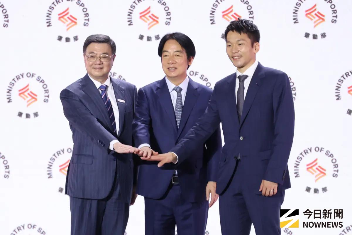 ▲羽球奧運雙金得主李洋正式接下行政院長卓榮泰頒授的任命令與印信，成為台灣史上最年輕的部會首長。總統賴清德親臨致詞，肯定李洋「已經做好準備」，並強調「萬事固然起頭難，但再難也難不過奧運金牌」。（圖／記者陳明安攝）