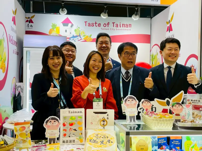 ▲澳洲友人特地來為台南市長黃偉哲所率領的台南館捧場助陣。（圖／南市府提供）