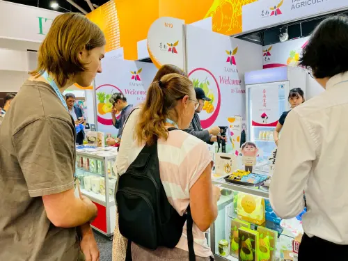 ▲ 今年的「台南館」由黃偉哲與農業局邀請台南六大知名食品業者參展，吸引許多外國買家詢問。（圖／南市府提供）