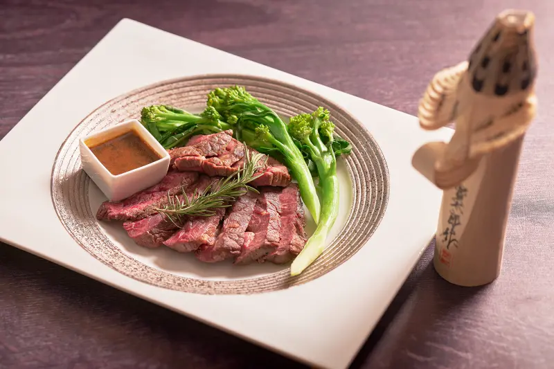 ▲JR東日本大飯店台北的「Brilliant鉑麗安全日餐廳」推出「日本美食祭Part2」，包含香煎和牛排佐蘑菇松露醬在內的日本牛肉都可吃到飽，還有四人同行將享75折優惠。（圖／JR東日本台北提供）